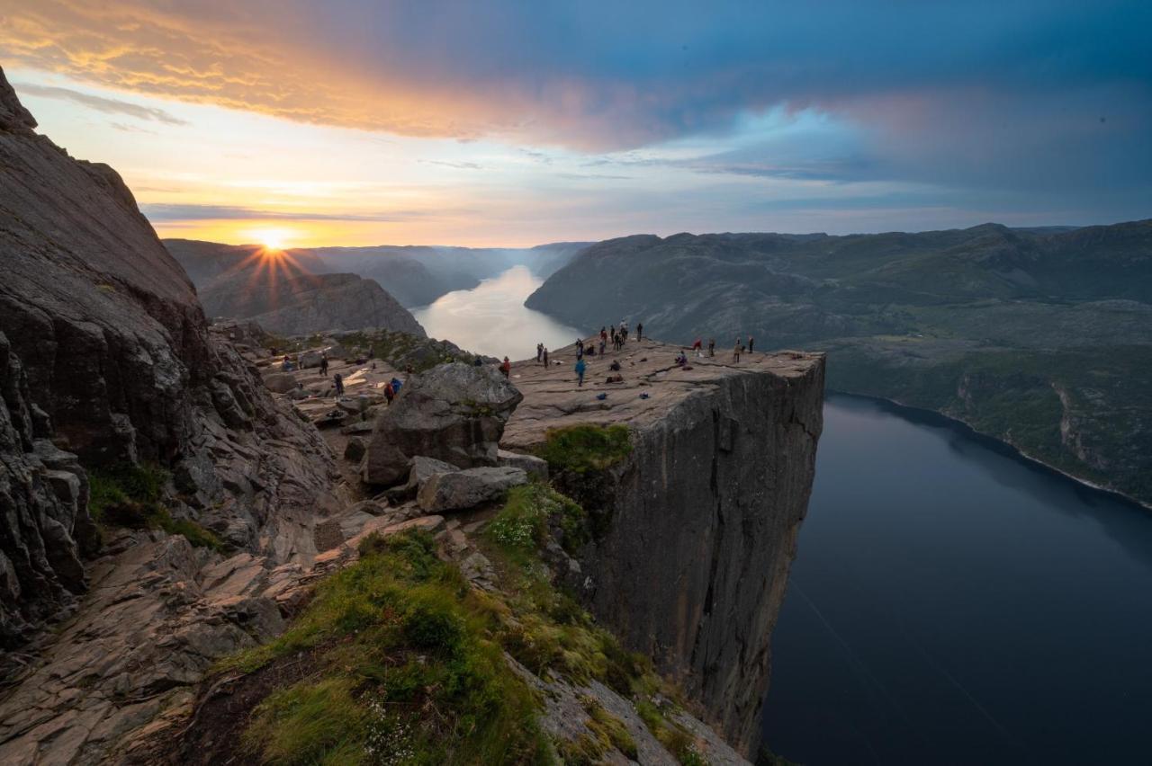 Hotel Nokling & Camping Hjelmeland ภายนอก รูปภาพ