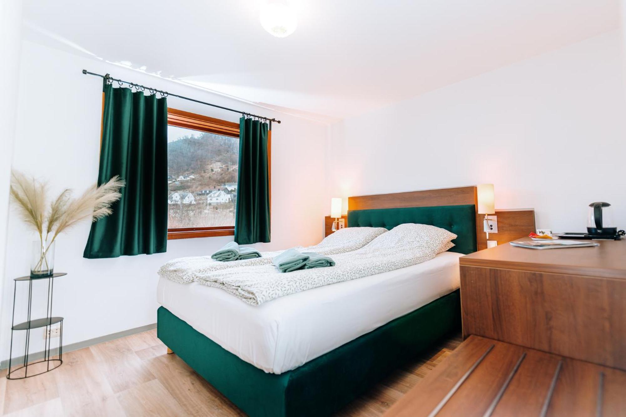 Hotel Nokling & Camping Hjelmeland ภายนอก รูปภาพ