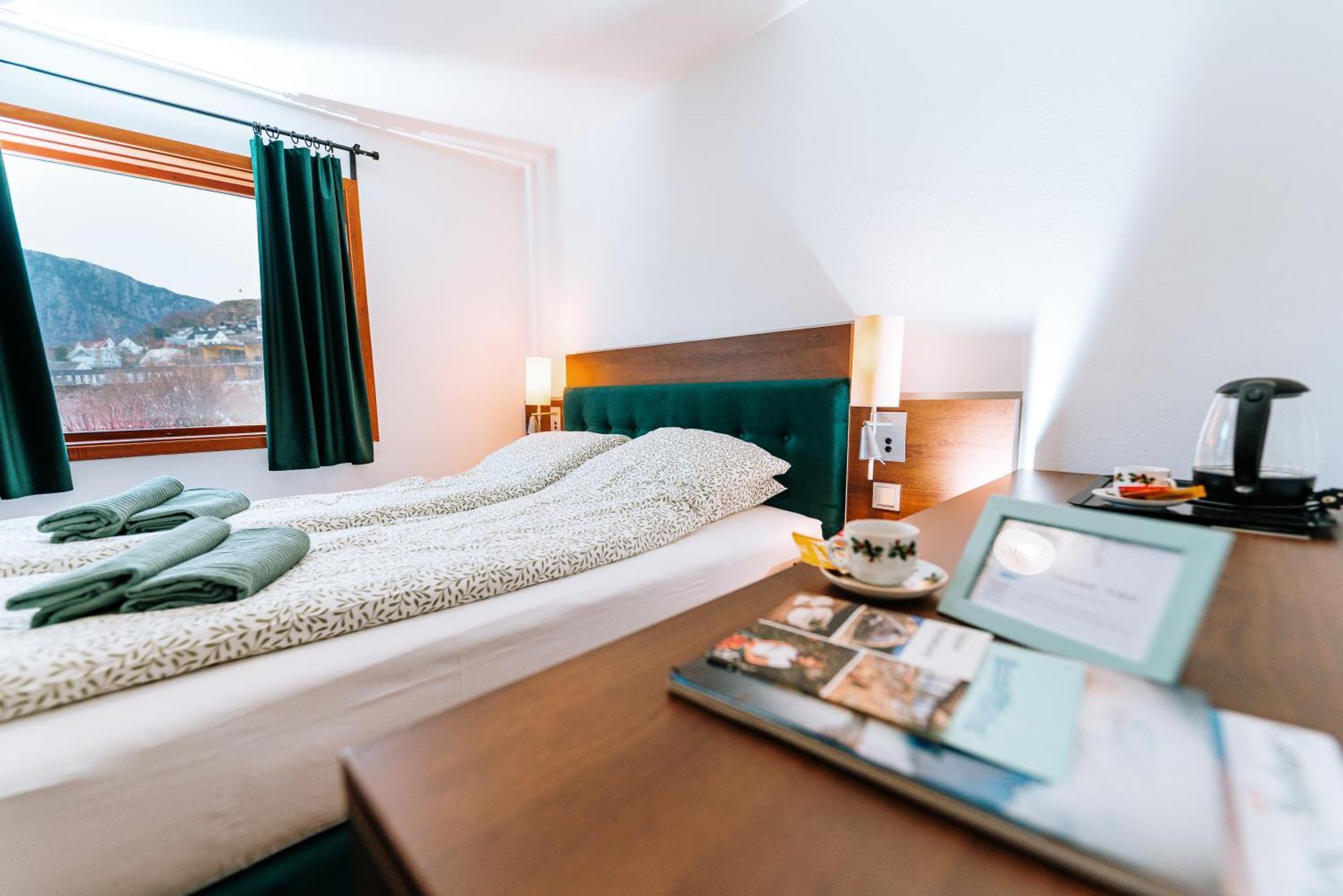 Hotel Nokling & Camping Hjelmeland ภายนอก รูปภาพ